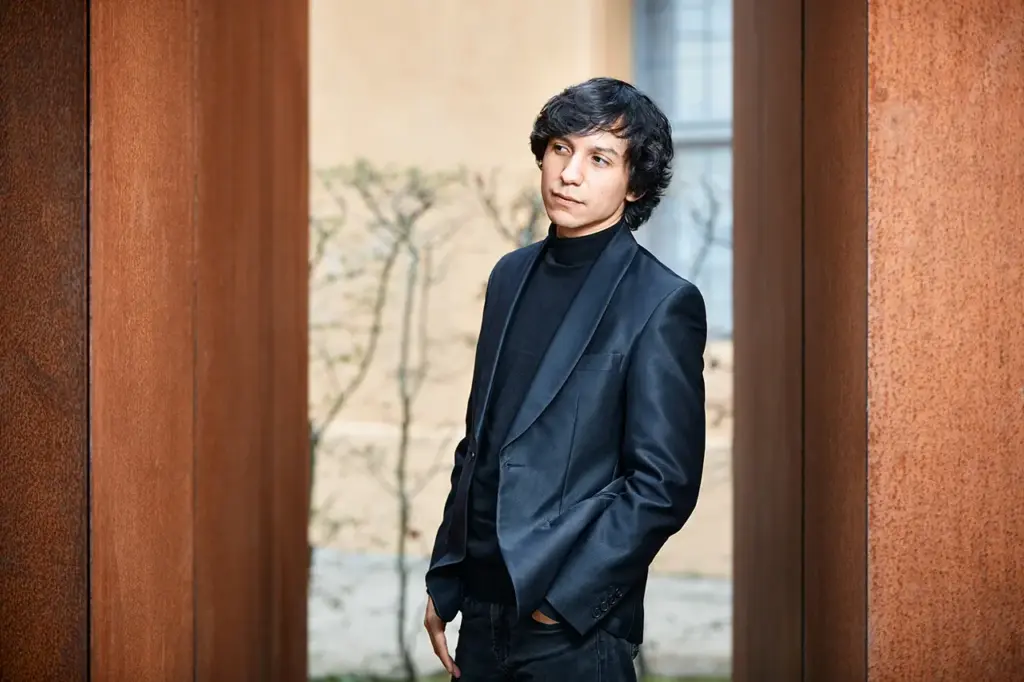 Official José Luis Gutiérrez classical conductor media portrait